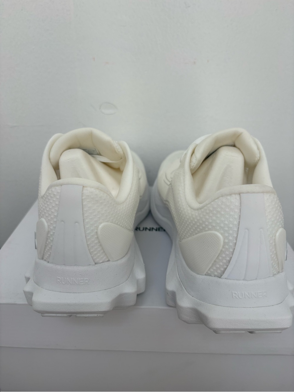 Alo Runner White/White Unisex Sneakers – New in Box | Men’s 6.5 / Women’s 8 - Picture 7 of 13